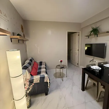 1Br Condo With Balcony Near Moa,Parqal,Solaire